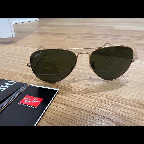 Brand new, never worn. Ray-Ban aviators polarized in black and gold.unisex! - Picture 3 of 9